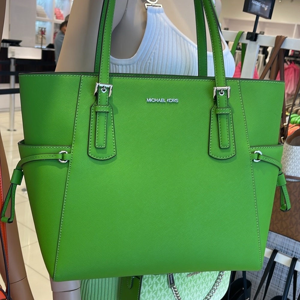 Michael Kors Voyager Large Saffiano Leather Shoulder Tote Bag
Jungle Green NWT - Picture 4 of 16
